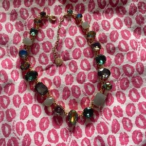 Un bello collar con piedras de colores
